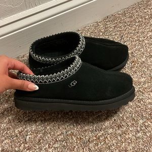 BLACK TASMAN UGG SLIPPERS